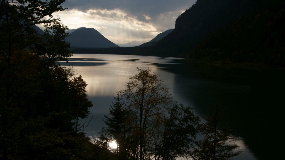 Abend am Sylvensteinstausee. | Bildquelle: BR / Jürgen Eichinger