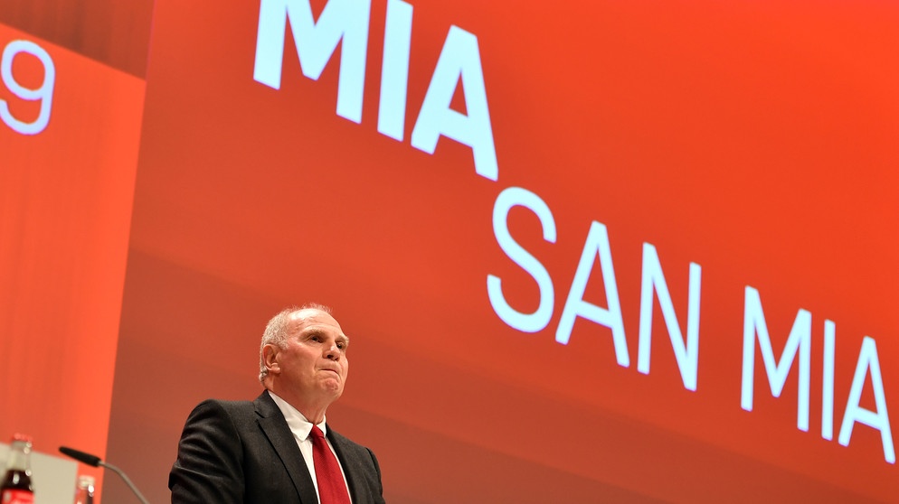 Uli Hoeneß vor einem "Mia san mia"-Schriftzug | Bildquelle: picture-alliance/dpa