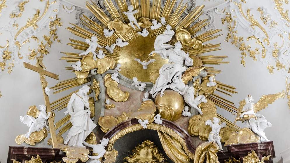 Liebhaber der alpenländischen Volksmusik sollten das Adventsingen im Bayerischen Fernsehen nicht versäumen, das auch heuer an einem ausgesucht schönen Ort stattfindet: in der Kirche des Benediktinerklosters Schäftlarn (im Bild), südlich von München. Namhafte Barock- und Rokoko-Künstler haben ihr wunderschönes Innenleben gestaltet, das nach langjähriger Renovierung in frischem Glanz erstrahlt. | Bildquelle: Benediktinerabtei Schäftlarn/BR