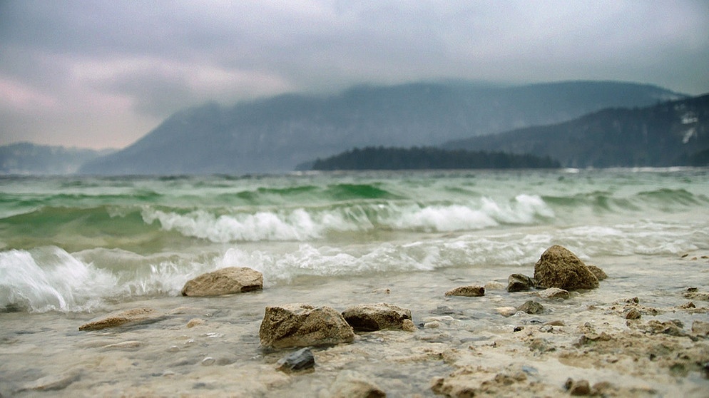Im Winter zeigt der Walchensee durchaus sein raues Gesicht. | Bildquelle: BR
