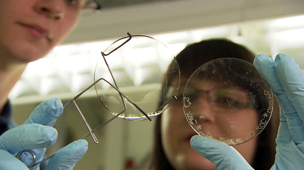 Verfahrensmechaniker/-in - Brillenoptik | Bildquelle: BR