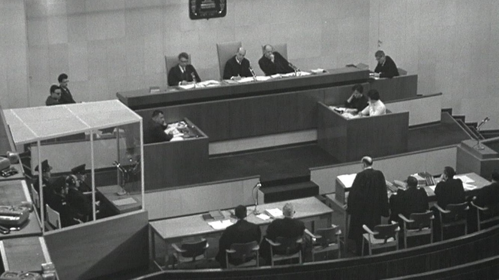 Der Gerichtssaal des Eichmann-Prozesses mit den drei Richtern (Mitte), Adolf Eichmann (links) und dem Generalstaatsanwalt Gideon Hausner (stehend). | Bildquelle: BR