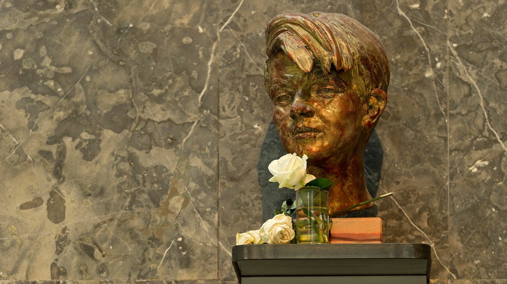 Gesellschaftlicher Zusammenhalt und mediale Verantwortung / Bronze-Büste von Sophie Scholl , Ludwig-Maximilan-Universität, München. Sophie Scholl war Mitglied der Widerstandsgruppe Weisse Rose.  | Bildquelle: picture alliance / imageBROKER | Raimund Kutter