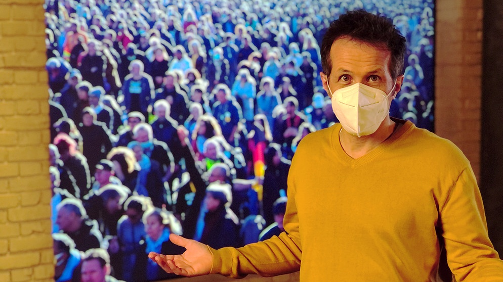"Gut zu wissen"-Moderator Willi Weitzel mit Demobild im Hintergrund. | Bildquelle: BR/Gut zu wissen