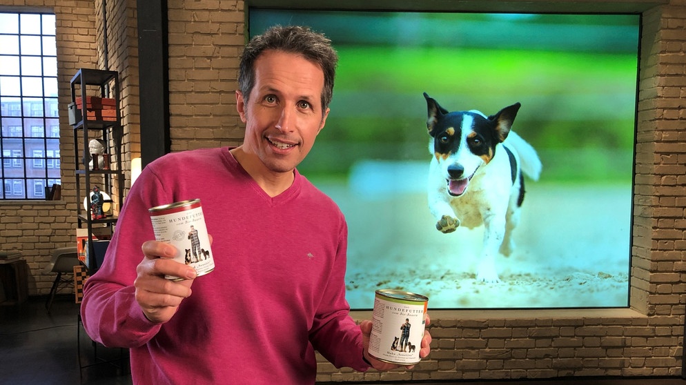 "Gut zu wissen"-Moderator Willi Weitzel fragt nach, wie wichtig Bio-Hundefutter für die Vierbeiner ist. | Bildquelle: BR/Gut zu wissen