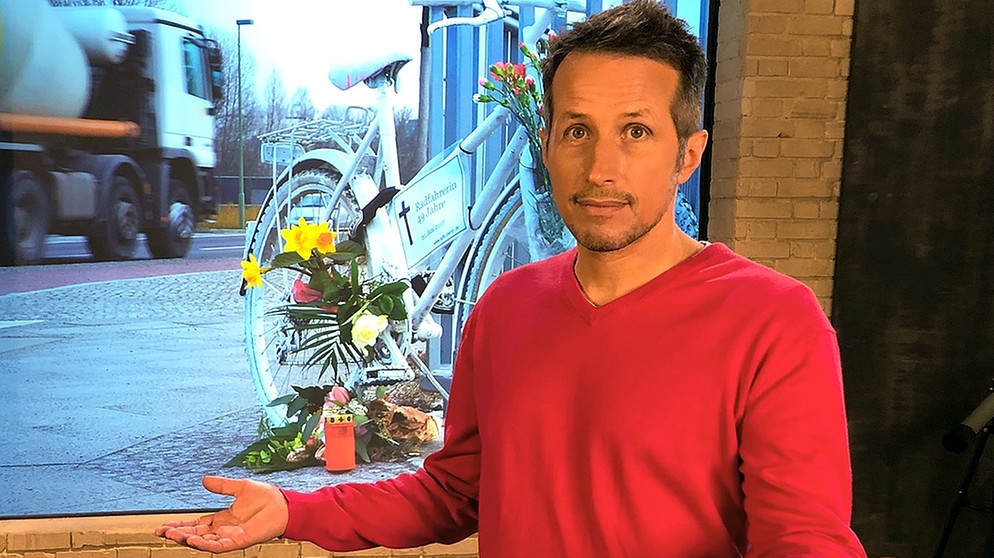 "Gut zu wissen"-Moderator Willi Weitzel fragt nach, wie Radfahren sicherer werden könnte. | Bildquelle: BR/Gut zu wissen