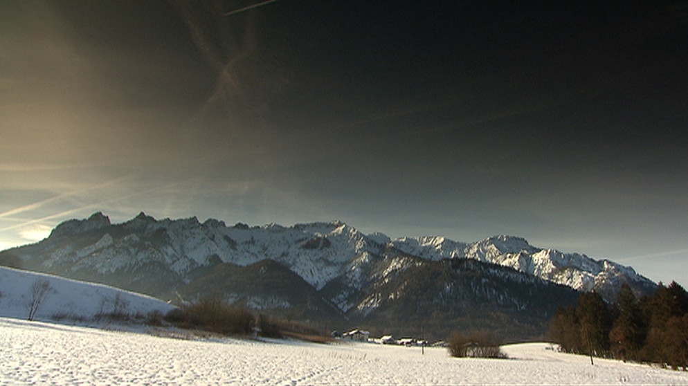 Die schlafende Hexe, so nennen Einheimische den östlichen Teil des Lattengebirges. Auch von der Reichenhaller Seite kann man die liegende Hexe gut erkennen.  | Bildquelle: BR
