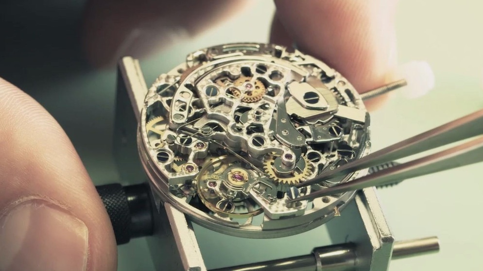 Uhrwerk einer Armbanduhr | Bildquelle: BR