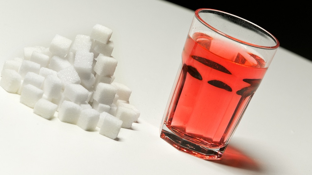 Zuckerwürfel, Limonade im Glas | Bildquelle: picture-alliance/dpa