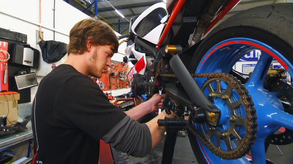 Zweiradmechatroniker Motorradtechnik | Bildquelle: BR
